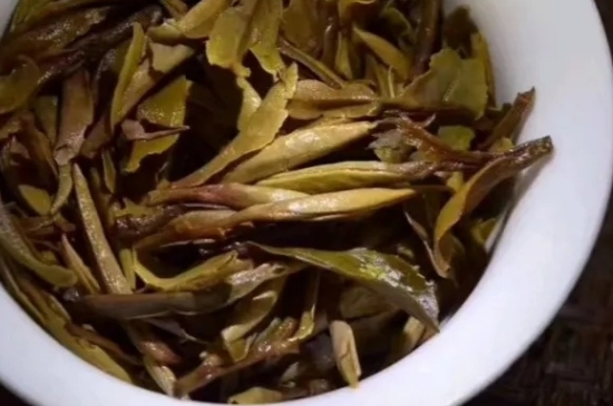 老白茶上火還是去火？夏季喝煮的老白茶會容易上火！