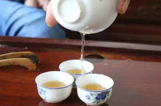 鴨屎香單叢雪片茶的特點，鳳凰雪片茶有什么特點？