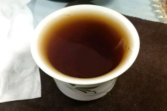 女人喝紅茶好還是喝普洱茶好，普洱茶和紅茶哪個(gè)適合女人喝