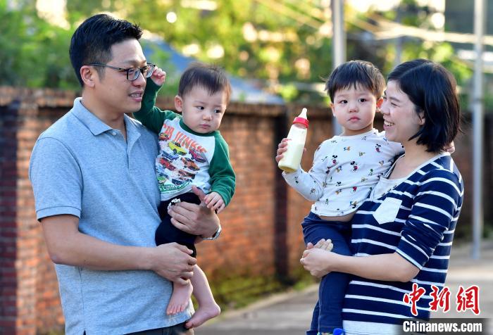 在長汀這十年，張元豪也收獲了愛情。2015年，他與客家妹子董仁花組成了溫暖的小家庭，如今已經有了兩個可愛的寶寶。　張斌 攝