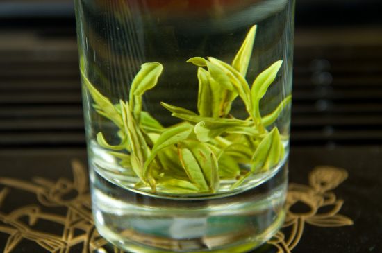 安吉白茶冷藏好還是冷凍好？這個(gè)需要根據(jù)存放時(shí)間來(lái)選擇
