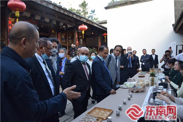外國駐華使節在福州三坊七巷衣錦坊歐陽花廳品茶現場