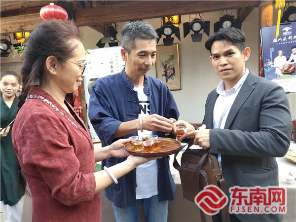 武夷山市回春巖茶廠相關負責人（中）邀請外國駐華使節品茶