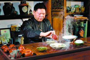 葉漢鐘身心都沉浸在泡茶、品茶的樂趣中。