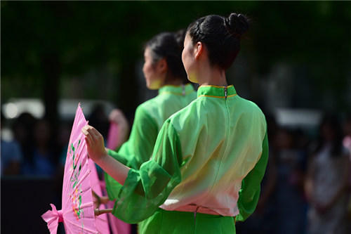河南農大辦茶文化周 女大學生穿旗袍弘揚茶文化