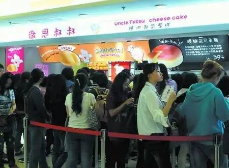 在此后短短1年時間，“徹思叔叔”在全國40多個城市開了超過120家店面，有加盟店店主抱怨，開店包加盟費在內等花了近100萬元，結果總公司只派人教了3天便撒手不管了。