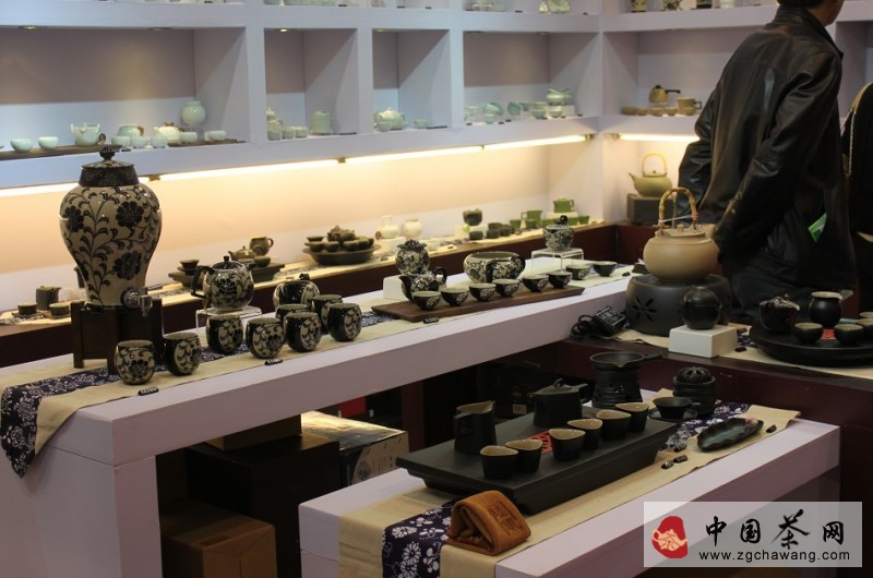 第2屆青島茶博會上的各類茶具工藝品